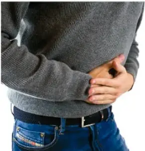 Persona con mano sobre el abdomen, ilustración de malestar abdominal.