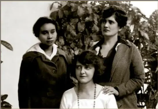 Fotografía ca. 1924: Rosa Torre, Elvia Carrillo Puerto y otra sufragista de pie frente a vegetación. Fotomecánico, acervo INEHRM.