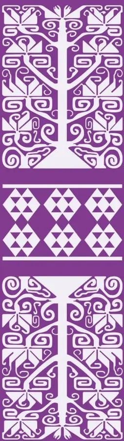 Franja vertical morada con patrones geométricos blancos inspirados en arte textil indígena: una figura central con forma de árbol o cruz rodeada de espirales, una banda con rombos y triángulos, y otra figura similar en la parte inferior.