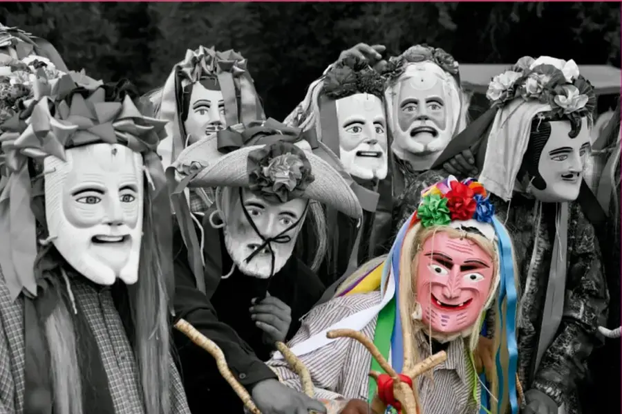 Fotografía en blanco y negro de un grupo de personas portando máscaras tradicionales y ropa festiva con flores y listones de colores; crédito: Francisco Manuel Palma Lagunas, Ciudad de México.