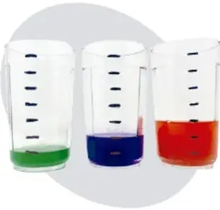 Tres vasos de precipitados con agua coloreada (verde, azul y rojo) en diferentes niveles, usados para el experimento de sonido.