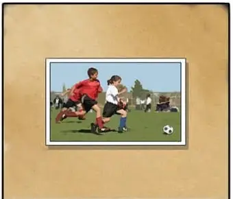 Marco cuadrado color café con una fotografía de niños jugando fútbol en su interior, etiquetado con 20 cm de lado.