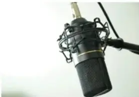 Micrófono de estudio con suspensión elástica, ilustrando la grabación de audio.