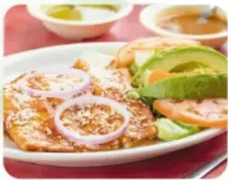 Fotografías de enchiladas potosinas con aguacate, un plato negro con aguachile verde y coyotas sonorenses con un molinillo de madera.