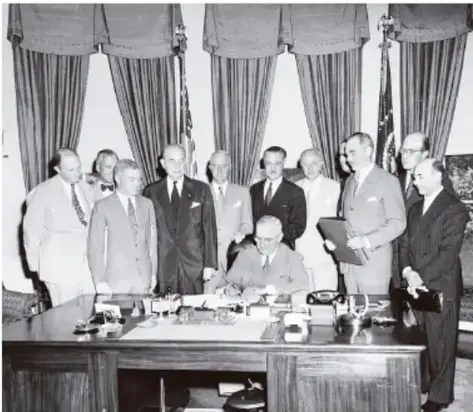 Firma del Tratado de Washington en 1949, con representantes de varios países.