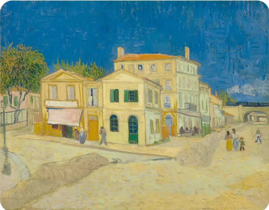 «La Casa Amarilla (La calle)» (1888) de Van Gogh: casas amarillas y verdes con toldos y ventanas, calle arenosa con peatones, árbol verde, farol, puente ferroviario al fondo y cielo azul intenso.