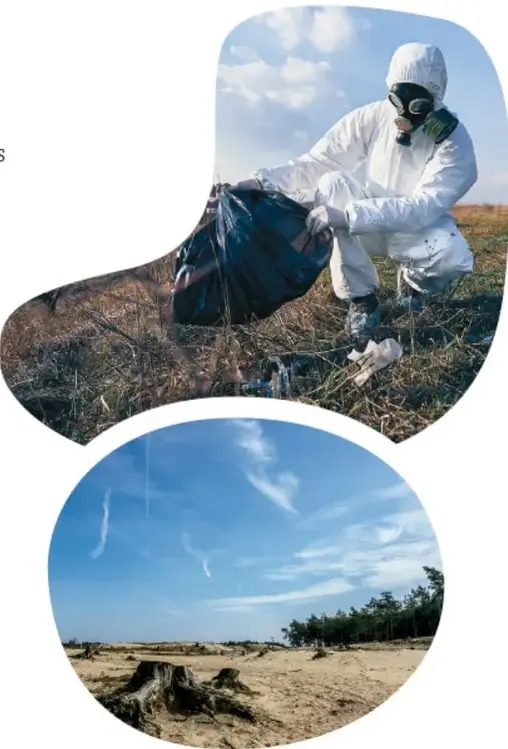 Persona con traje blanco de protección, mascarilla y gafas recogiendo residuos en un terreno con un costal negro.