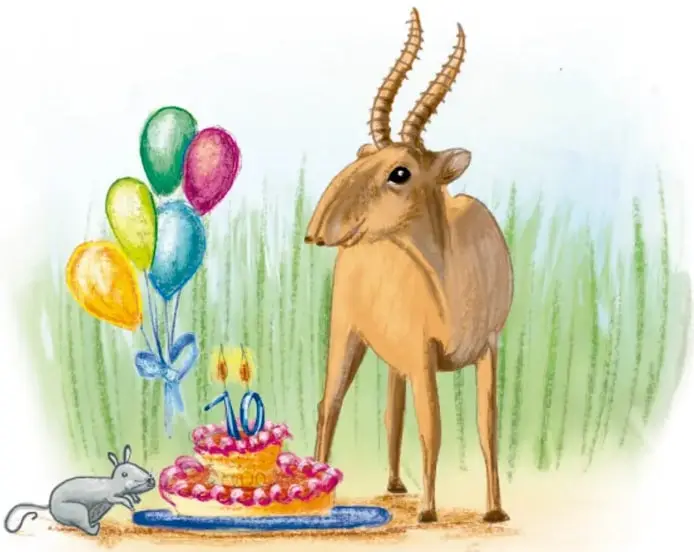 Antílope saiga junto a un pastel de cumpleaños con el número 10, globos de colores y un ratoncito, lo que representa que vive hasta 10 años.