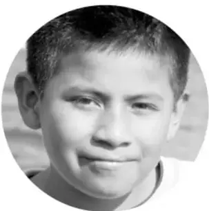 Fotografía circular de un niño sonriendo.
