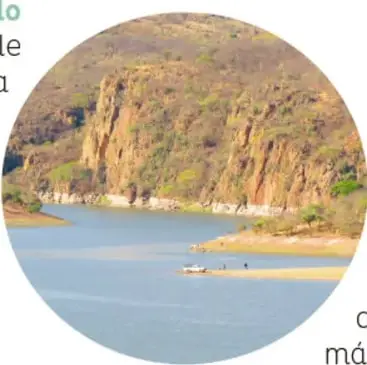 Fotografía circular de la presa de Malpaso con peñas rocosas y un pequeño bote en el agua.