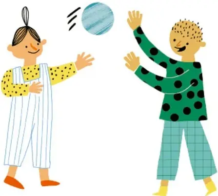 Los mismos niños sonriendo y jugando juntos, lanzándose una pelota en señal de amistad y cooperación.