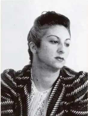 Retrato en blanco y negro de una mujer con chaqueta de rayas y cabello recogido, mirando de perfil.