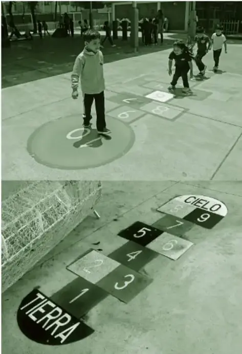 Fotografía en tono verde de niñas y niños jugando en el patio: uno avanza sobre un juego de piso mientras otros esperan.