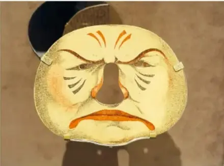 Máscara de Mardi Gras, 1907, de Alfred Jarry: rostro amarillo con gesto burlón y sombrero negro.