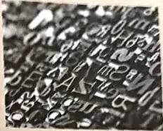Fotografía decorativa con letras y caracteres escritos.