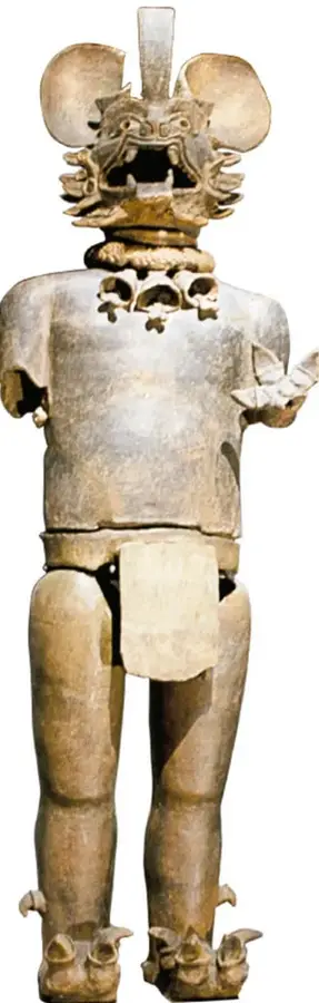 Escultura antropomorfa de piedra o barro de Camazotz: figura humana de pie con cabeza de murciélago de grandes orejas, boca abierta con colmillos, collar con colmillos y tocado; uno de sus brazos está roto.