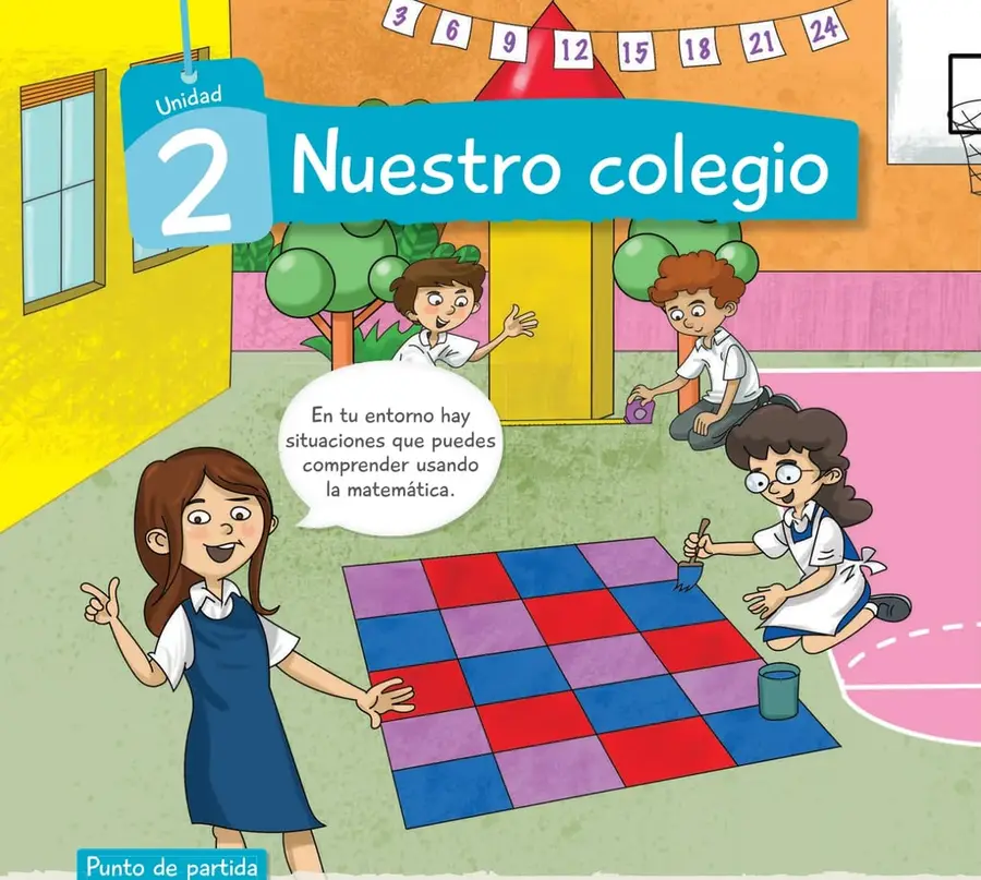 Banderín de cumpleaños con los números 3, 6, 9, 12, 15, 18, 21 y 24 colgando de un cordel frente a un toldo rojo.