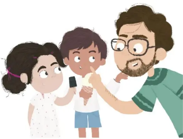 El papá de Yolanda, con lentes y playera verde, come una paleta mientras conversa con los dos niños.