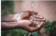 Fotografía de unas manos recibiendo agua. El pie de foto indica que el cuidado y el acceso al agua limpia o potable ayudan a disminuir enfermedades durante la época de lluvias en la Costa.