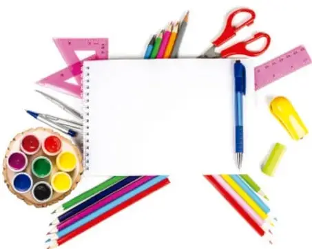 Ilustración de materiales escolares: cuaderno, lápices de colores, tijeras, regla, pegamento, acuarelas y plumones.