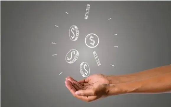 Mano humana abierta con monedas y billetes de dólar dibujados a mano flotando sobre ella, símbolo del dinero y el capital.
