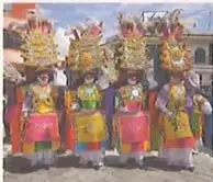 Fotografía de bailarines de Pujilí con trajes tradicionales, vinculada con la sección de interculturalidad.