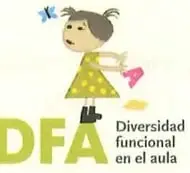 Miembros de una familia juegan juntos al aire libre con una pelota.