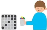 Niño vierte tapitas de colores en un vaso que sostiene otro niño.