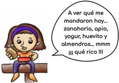 Niña sentada con un cuaderno, pensando en los alimentos que le mandaron.