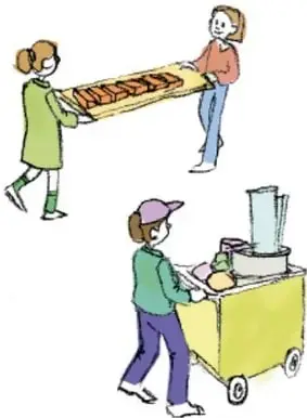 Dos niñas cargan juntas una larga bandeja con alimentos, ilustrando el trabajo colaborativo para mover objetos.