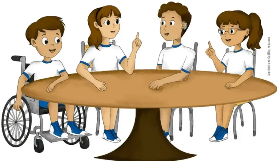 Ilustración de cuatro estudiantes de primaria sentados alrededor de una mesa circular de madera. Uno de los niños usa silla de ruedas. Todos visten playera blanca con cuello azul y conversan en círculo; dos levantan la mano para pedir la palabra.