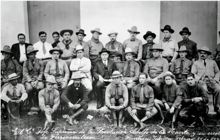 Fotografía histórica en blanco y negro del general Álvaro Obregón y su estado mayor, fechada en febrero de 1920. Muestra a un grupo numeroso de hombres con sombrero y vestimenta militar o de época, posando al aire libre.