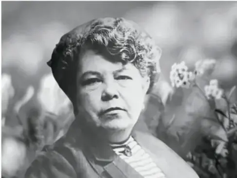 Retrato fotográfico en blanco y negro de Matilde Montoya Lafragua, mujer de edad madura con cabello corto ondulado.
