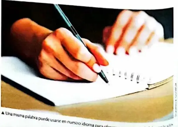 Fotografía de una persona escribiendo a mano en un cuaderno.