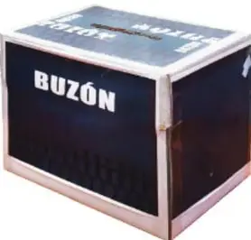 Caja de cartón decorada como buzón con la palabra BUZÓN en letras blancas.