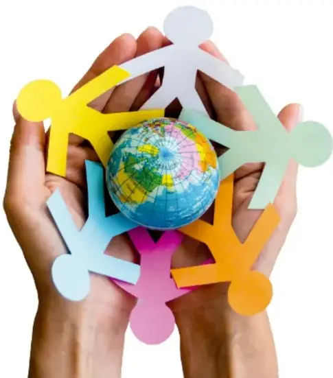 Manos sosteniendo recortes de figuras humanas de colores alrededor de un globo terráqueo, símbolo de derechos humanos universales.