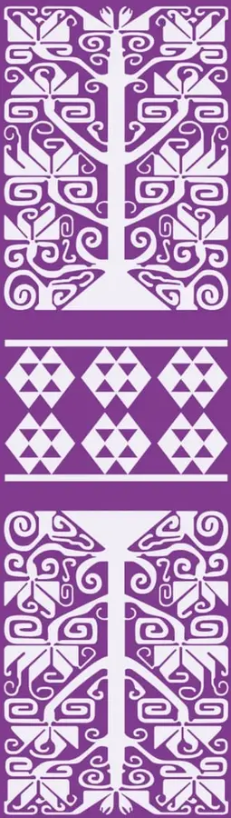Franja vertical morada con patrones geométricos prehispánicos en blanco: una greca con motivos de serpientes y aves, una banda de rombos y triángulos, y otra greca con espirales.