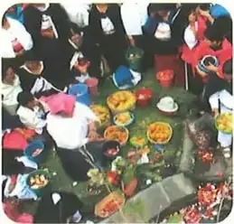 Mesa ritual de Otavalo con productos agrícolas ofrecidos para agradecer por las cosechas.