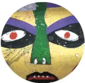 Máscara circular pintada a mano con ojos rojos, nariz verde y rasgos violáceos, propia del arte popular.