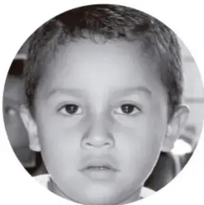 Fotografía en círculo de un niño de primaria que mira hacia el frente, ilustrando el escenario escolar.