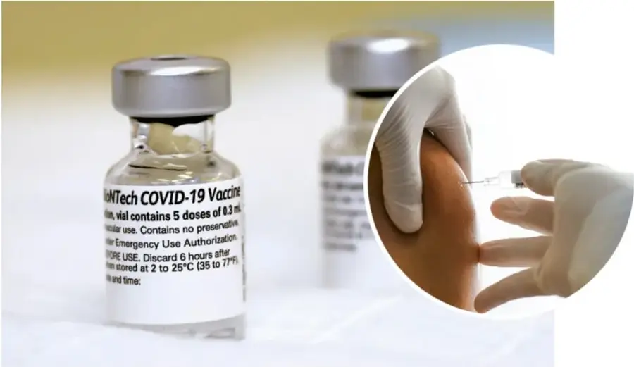 Fotografia de dos frascos del biológico 'BioNTech COVID-19 Vaccine' sobre una superficie clara; a la derecha, en un circulo, se observa una mano con guante aplicando una inyeccion en el brazo de una persona.