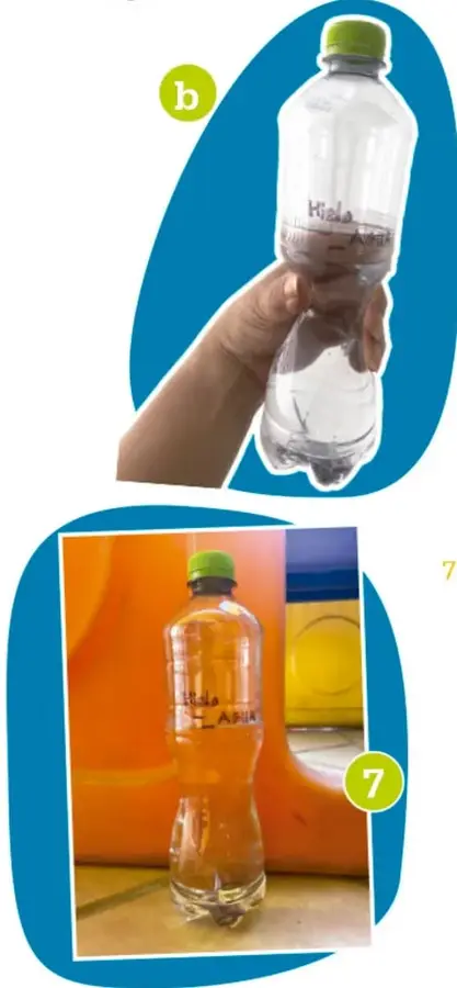 Mano apretando una botella de plástico con agua para sentir su consistencia.