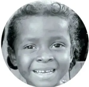 Fotografía circular en blanco y negro de una niña sonriente, junto al recuadro 'Vamos y volvemos'.
