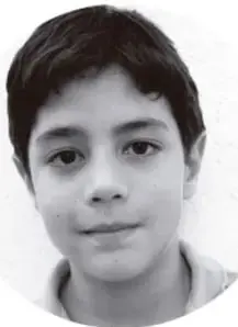Fotografía en blanco y negro de un niño de aproximadamente 9 años, mirando de frente, con fondo claro.