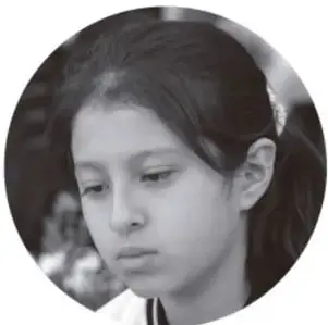 Fotografía en blanco y negro de una niña con expresión pensativa.