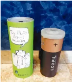 Dos pilas, una verde y una café, con la palabra 'ECOPIL' y símbolos de reciclaje.