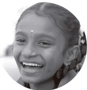 Fotografía en blanco y negro de una niña sonriente, con el cabello recogido, que representa a una estudiante participando en la asamblea.