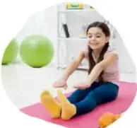 Fotografía de una niña haciendo estiramientos sobre una colchoneta con pelotas deportivas al fondo, con el pie de foto 'Hábito deportivo'.