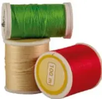 Carretes de hilo de colores (verde, rojo, beige) que ilustran materiales con elasticidad.