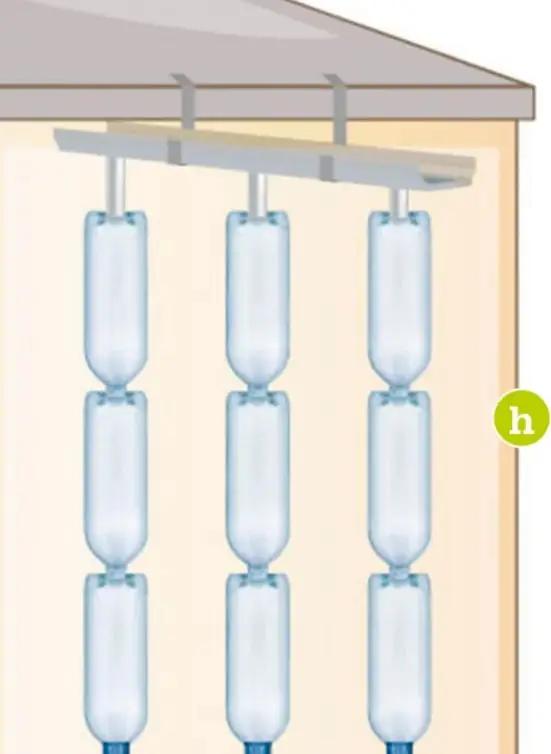Estructura con tres tubos de 20, 30 y 40 cm conectados a botellas.
